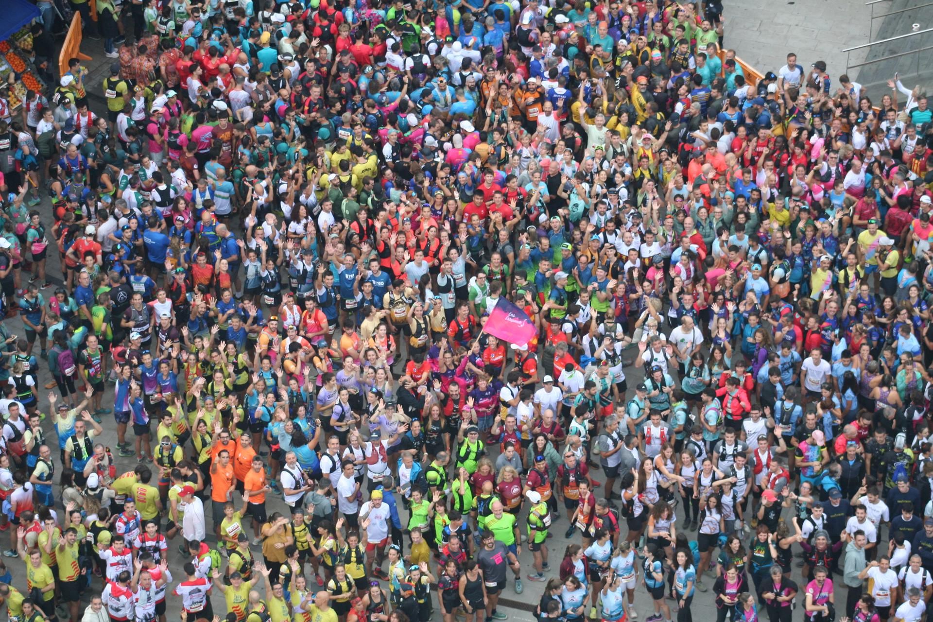 Imatge de la plaça Can Mario de Palafrugell plena de participants, moments abans de la sortida de l'Oncotrail, l'any passat.