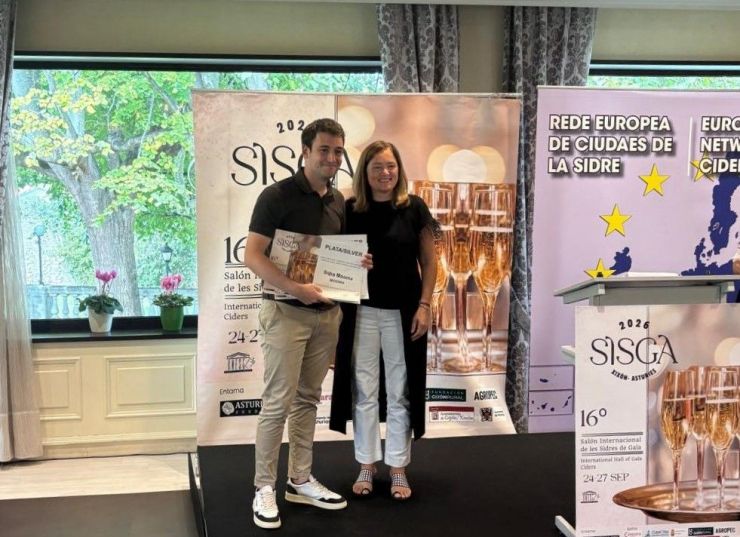 Ferran Frigola recollint els diplomes que certifiquen les cinc medalles de plata. Ferran Frigola recollint els diplomes que certifiquen les cinc medalles de plata.