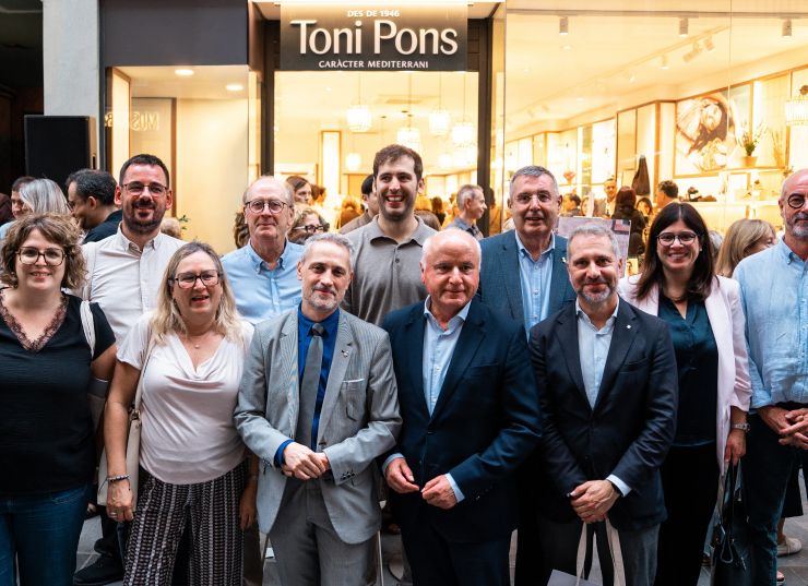 De dreta a esquerre: Xavier Vinyoles, alcalde de Bescanó; Gemma Geis, regidora de l’Ajuntament de Girona; Joan Martín, director dels Serveis Territorials d’Economia i Finances a Girona; Miquel Noguer, president de la Diputació de Girona; Jaume Fàbrega, president de la Cambra de Comerç de Girona; Jordi Pons; Pere Parramon, subdelegat del Govern a Girona; Antoni Pons; Mercè Ramírez de Cartagena, presidenta de l’Associació Girona Centre; Lluc Salellas, alcalde de Girona, i Sílvia Aliu, tinenta d’alcaldia de Serveis a les Persones i Convivència. De dreta a esquerre: Xavier Vinyoles, alcalde de Bescanó; Gemma Geis, regidora de l’Ajuntament de Girona; Joan Martín, director dels Serveis Territorials d’Economia i Finances a Girona; Miquel Noguer, president de la Diputació de Girona; Jaume Fàbrega, president de la Cambra de Comerç de Girona; Jordi Pons; Pere Parramon, subdelegat del Govern a Girona; Antoni Pons; Mercè Ramírez de Cartagena, presidenta de l’Associació Girona Centre; Lluc Salellas, alcalde de Girona, i Sílvia Aliu, tinenta d’alcaldia de Serveis a les Persones i Convivència.