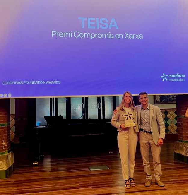 Ana Coromina, representant de TEISA, recollint el premi a la gala Eurofirms Foundation Awards.