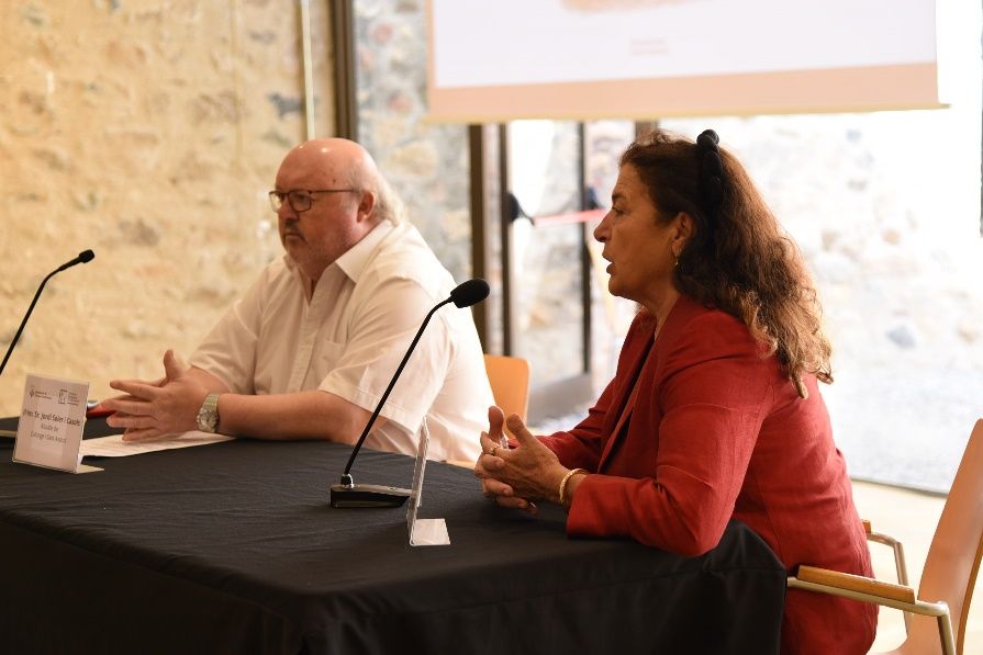 L'alcalde de Calonge i la directora de la càtedra presentant l'estudi