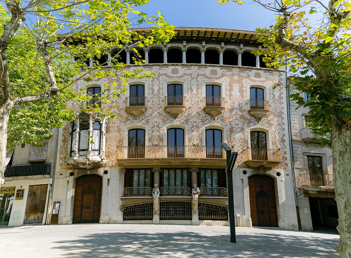 La Casa sola morales obra de Domènech i Montaner al centre d'Olot