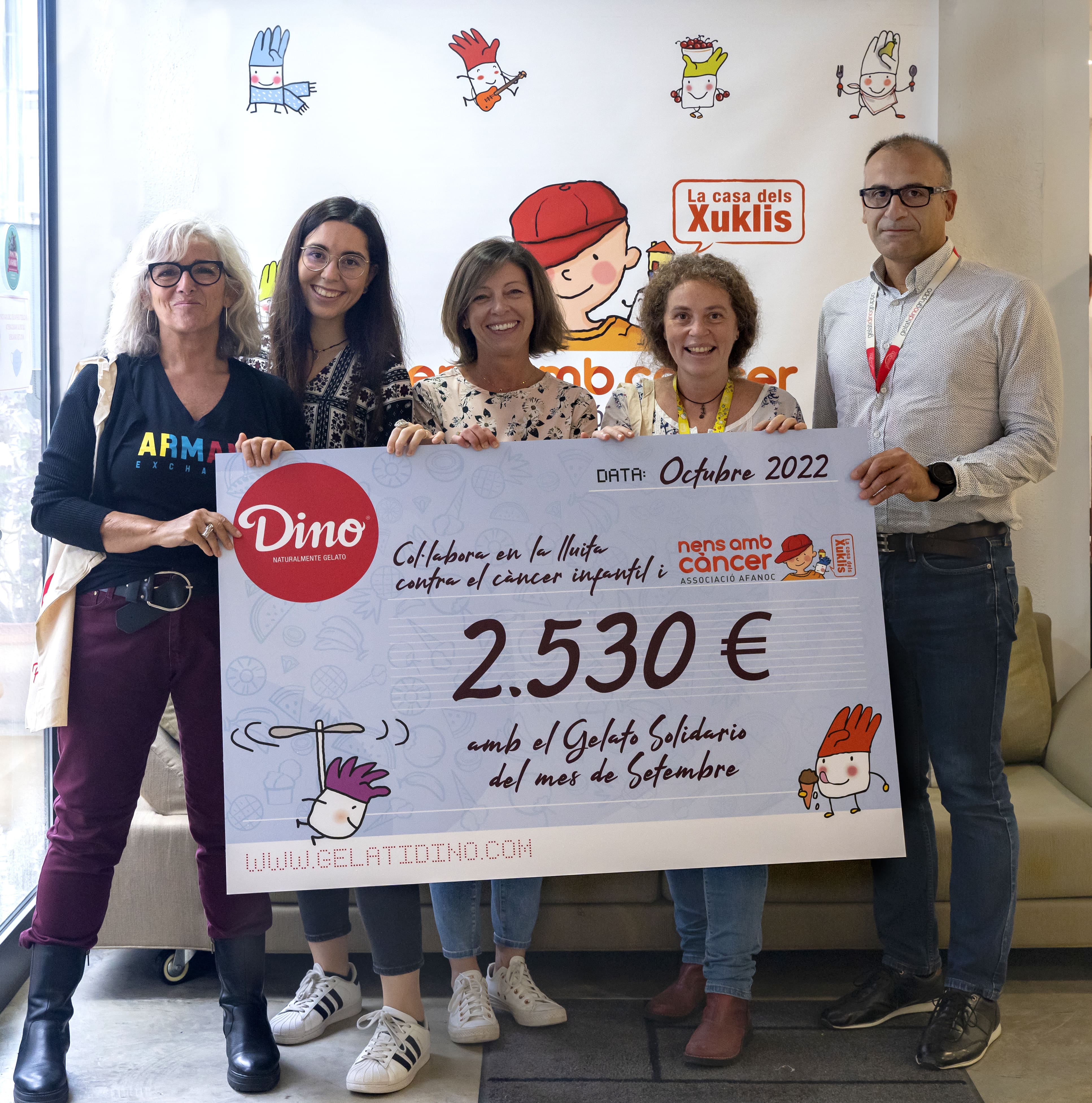 Dino  amb el xec que destinarà a AFANOC