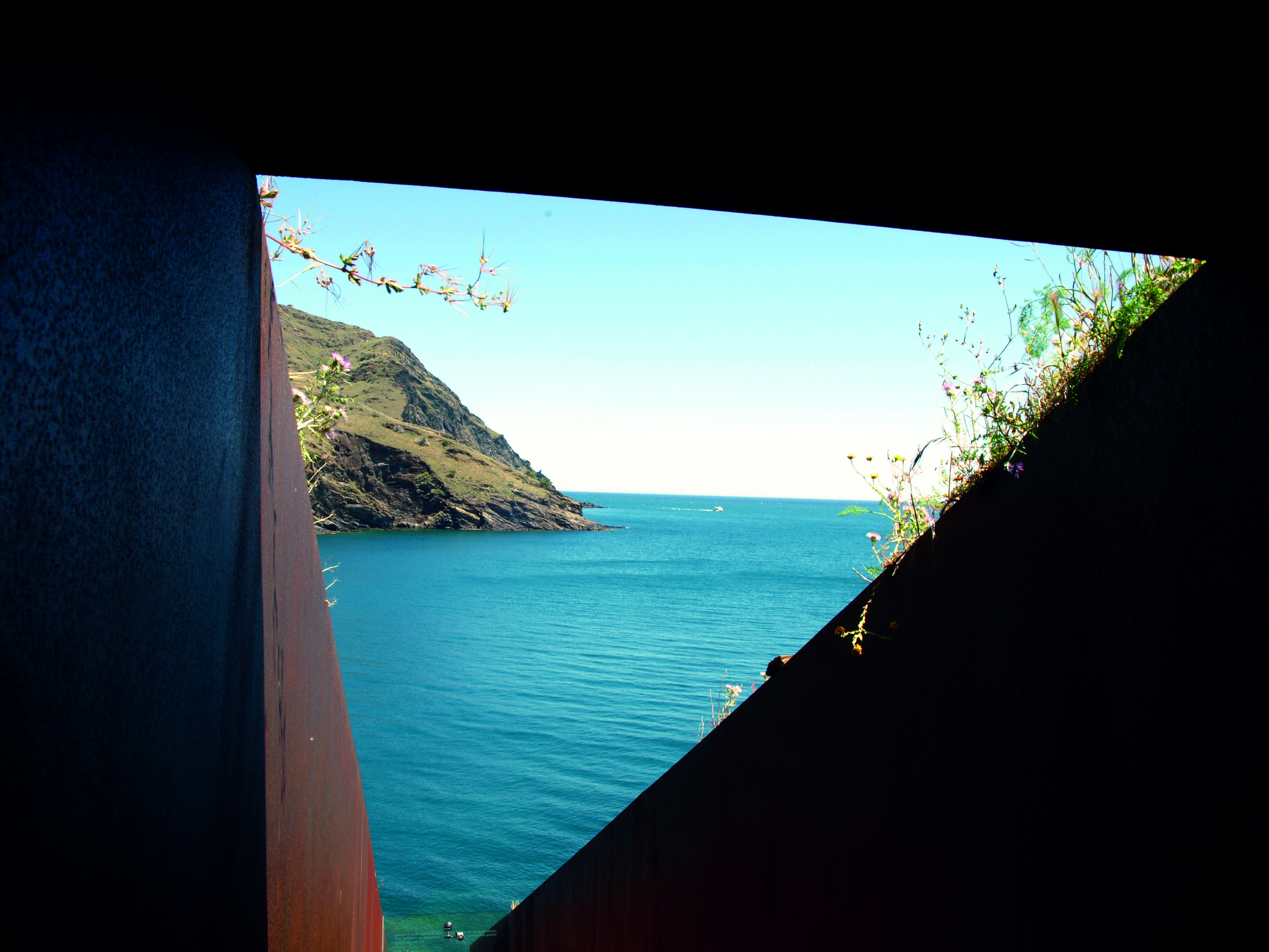 Vista de la badia de Portbou des del monument a Walter Benjamin