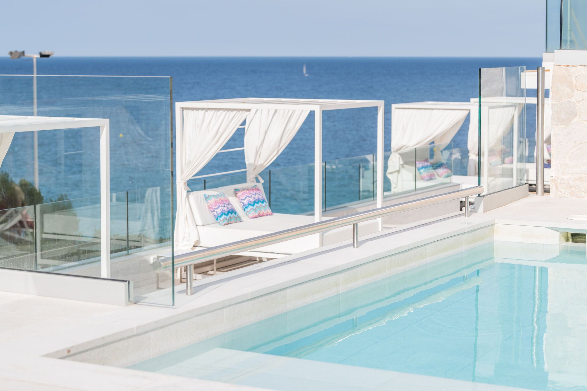 Hotel Planamar Platja d'Aro  Zona de piscina amb llits balinesos