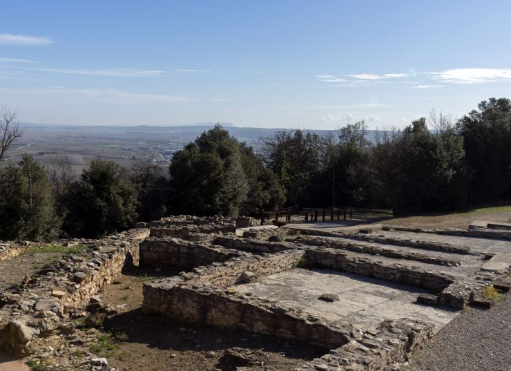 Les runes del Castellum Fractum amb el Montgrí al fons.