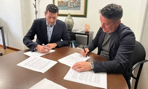 Joaquim Boadas i el president de l'Associació d'Hostaleria de Girona signant l'acord