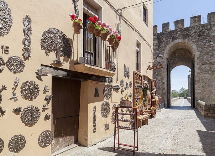 Carrer de Besalú Carrer de Besalú