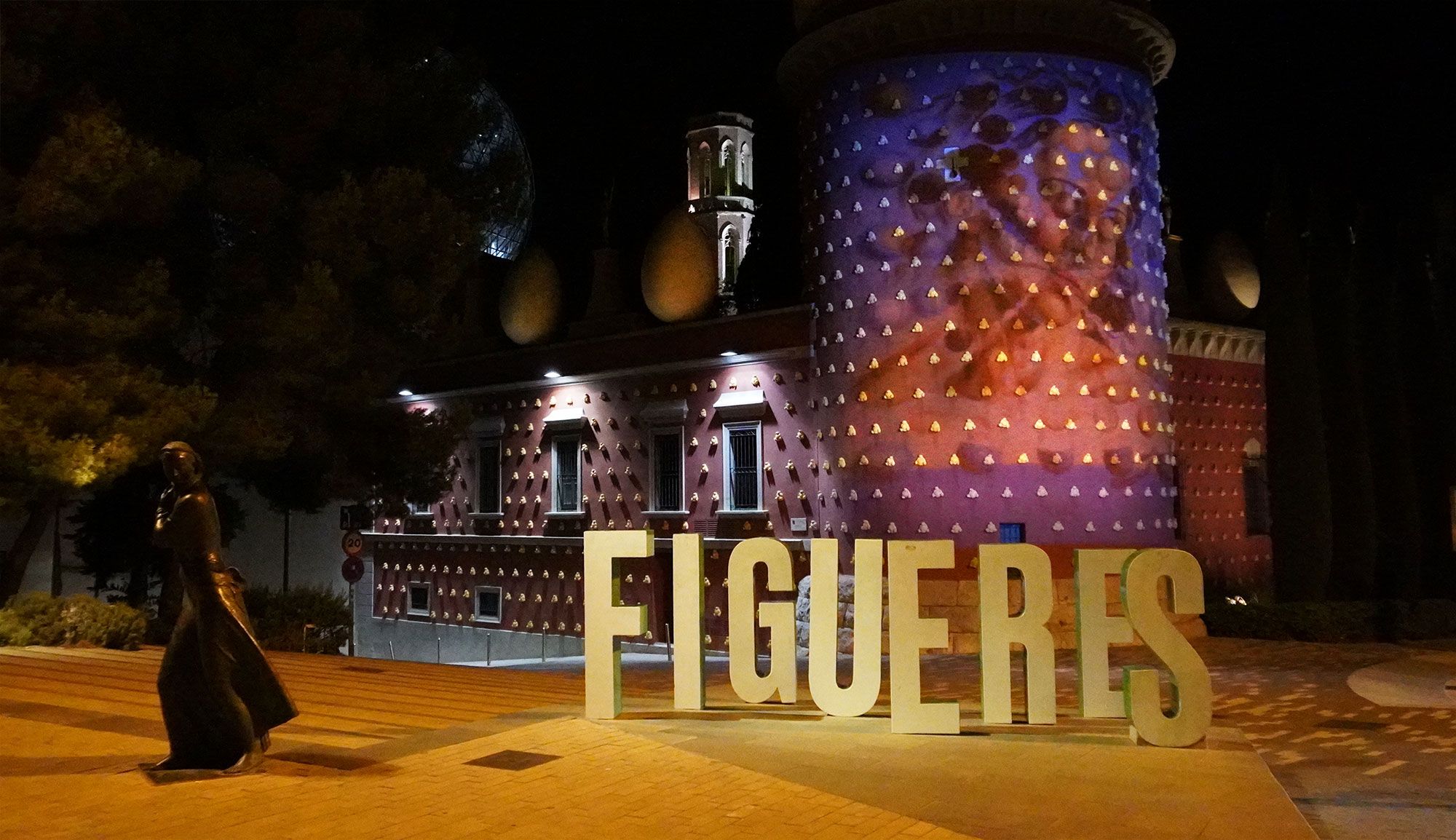 Figueres Museu Dali Exterior Low