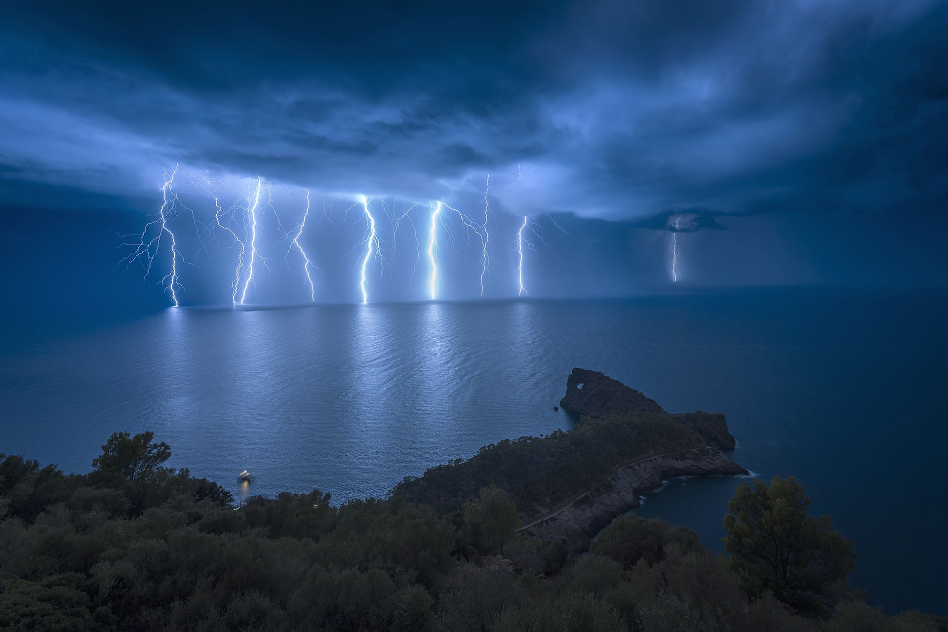 Nit de llamps a Sa Foradada, guanyadora del MedFoto 2023