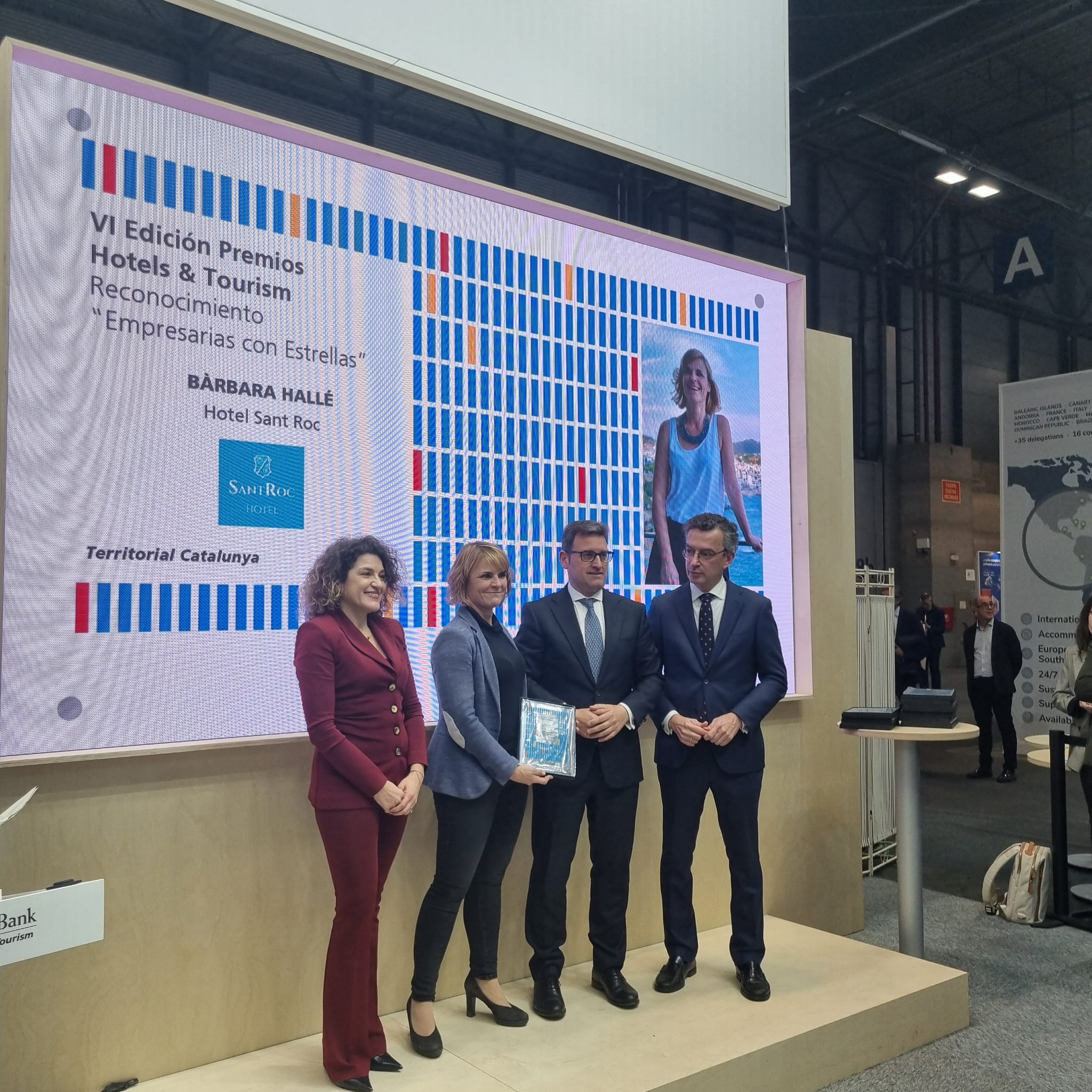 Bàrbara Hallé recollint el premi dins els actes de FITUR 2024