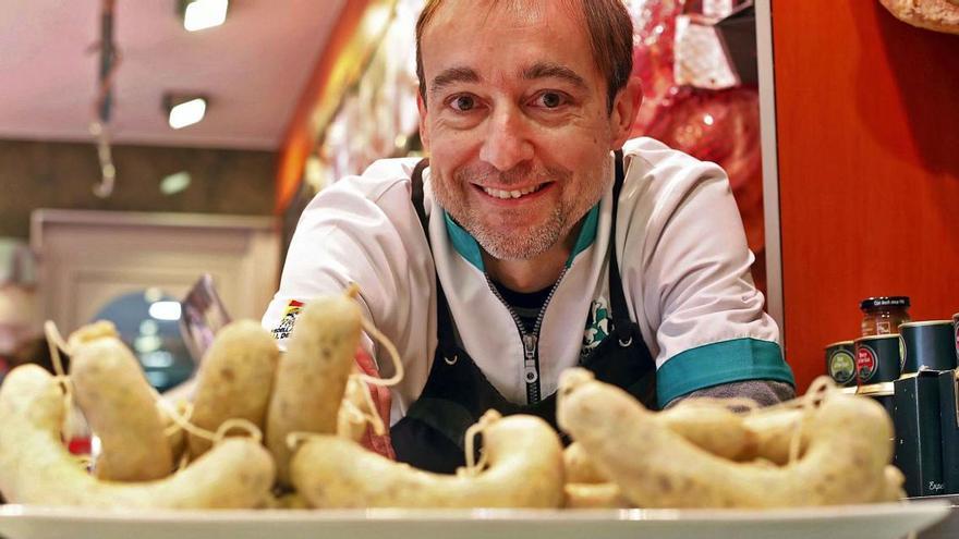Xavier Alemany amb les seves botifarres d'ou