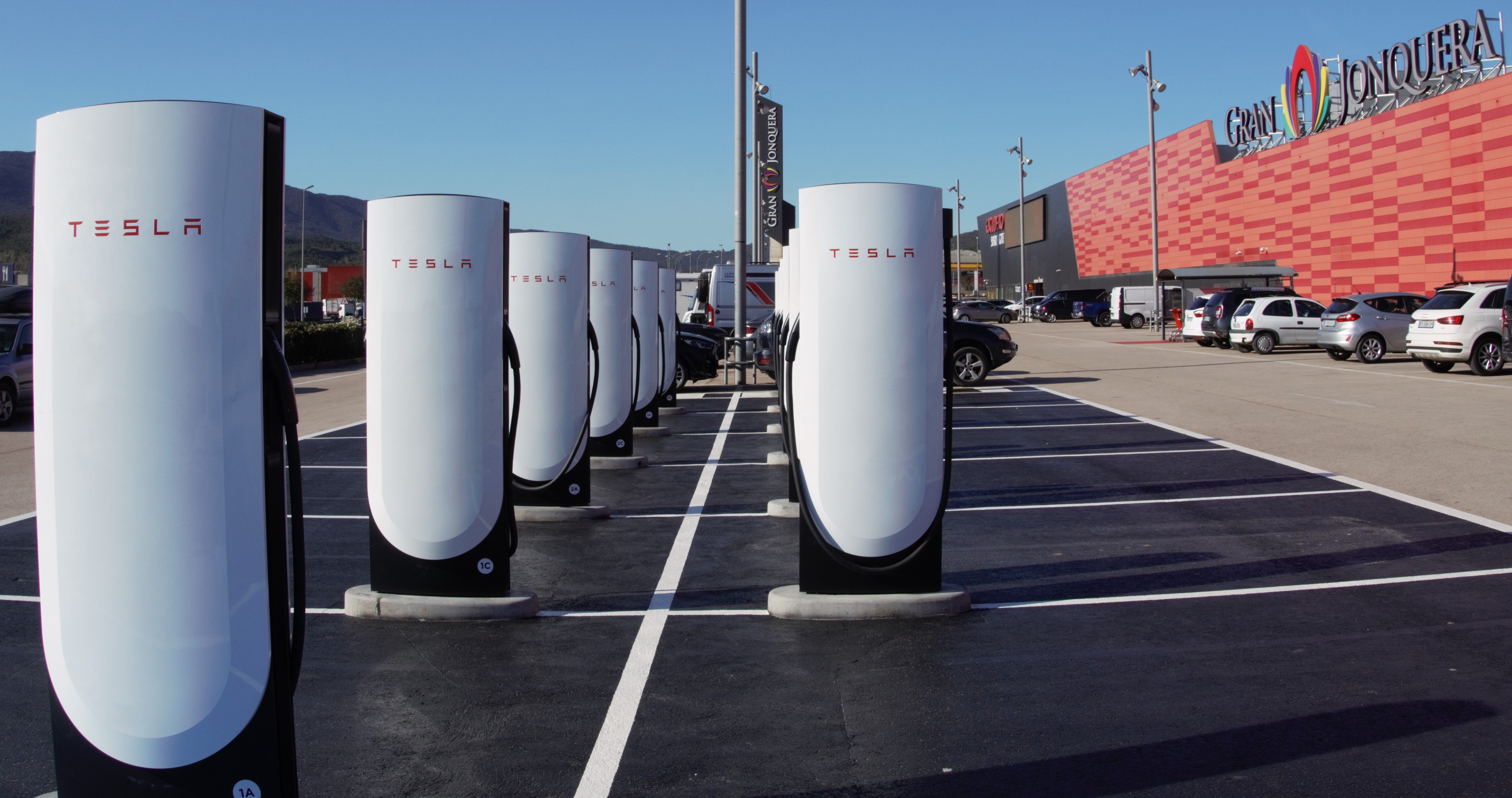 Gran Jonquera incorpora 12 carregadors elèctrics ultraràpids TESLA