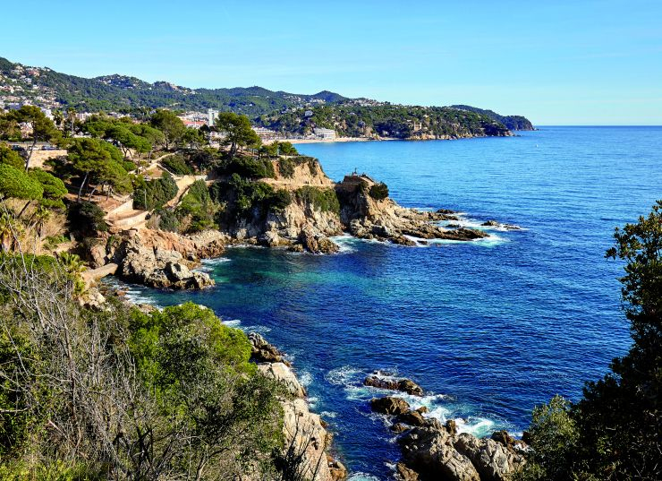 Cala Banys amb la platja de Lloret al fons