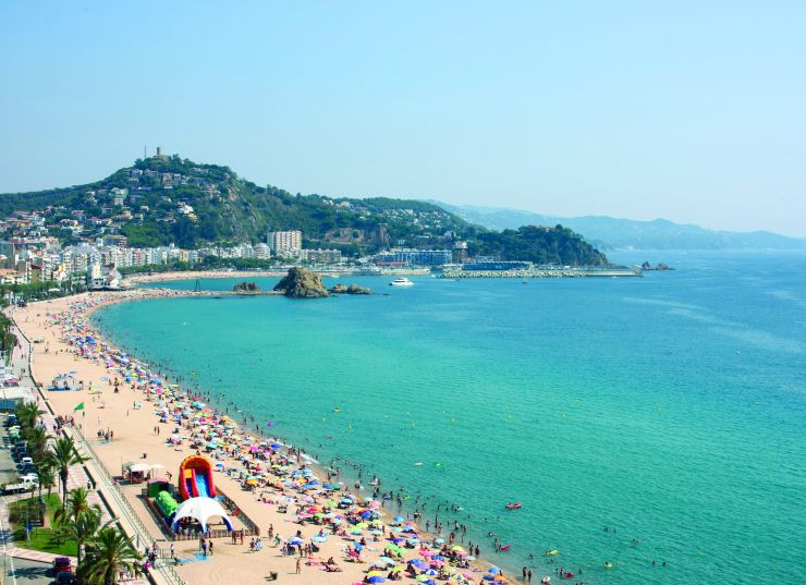 Blanes amb Sa Palomera sobresortint a la platja