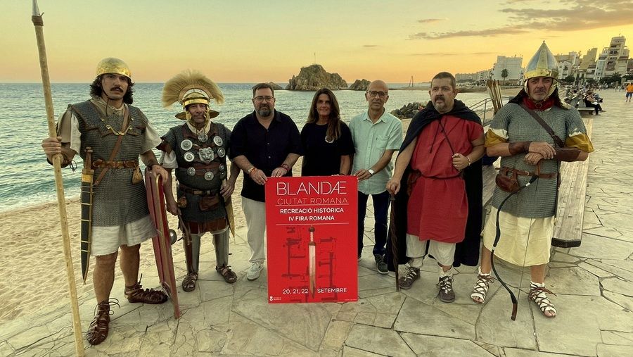 L'alcalde i el regidor Fires i Festes amb Legio V Macedònica de Blanes 1