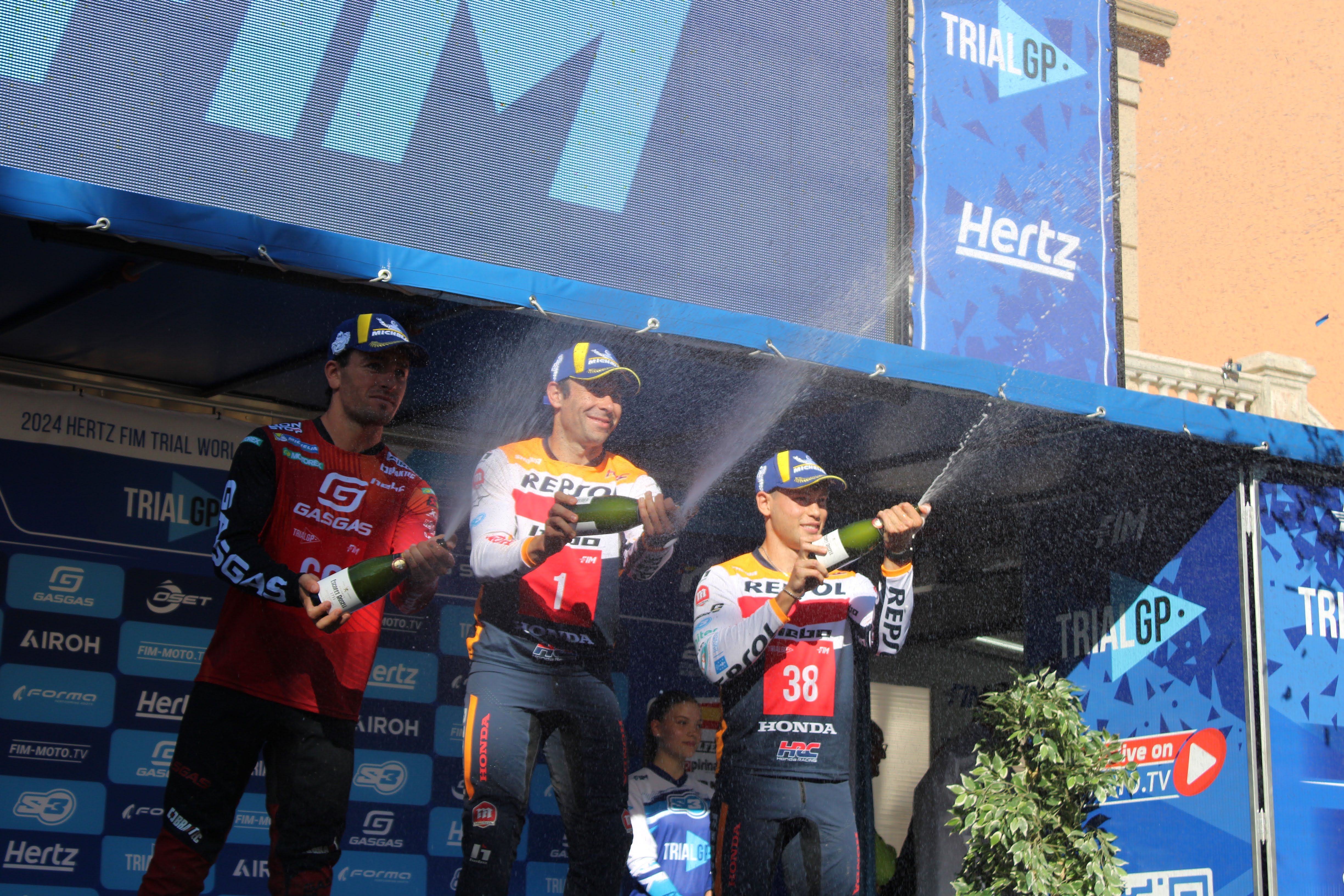 Toni Bou celebrant la victòria a Ripoll