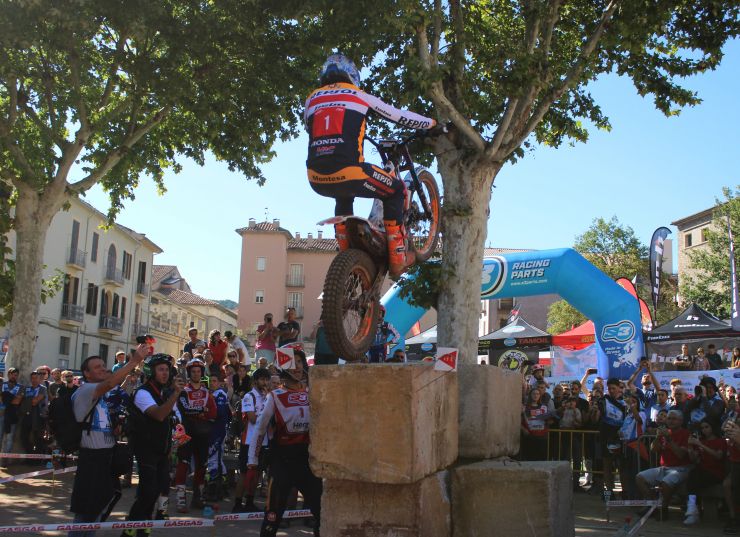 Toni Bou pel centre de Ripoll Toni Bou pel centre de Ripoll