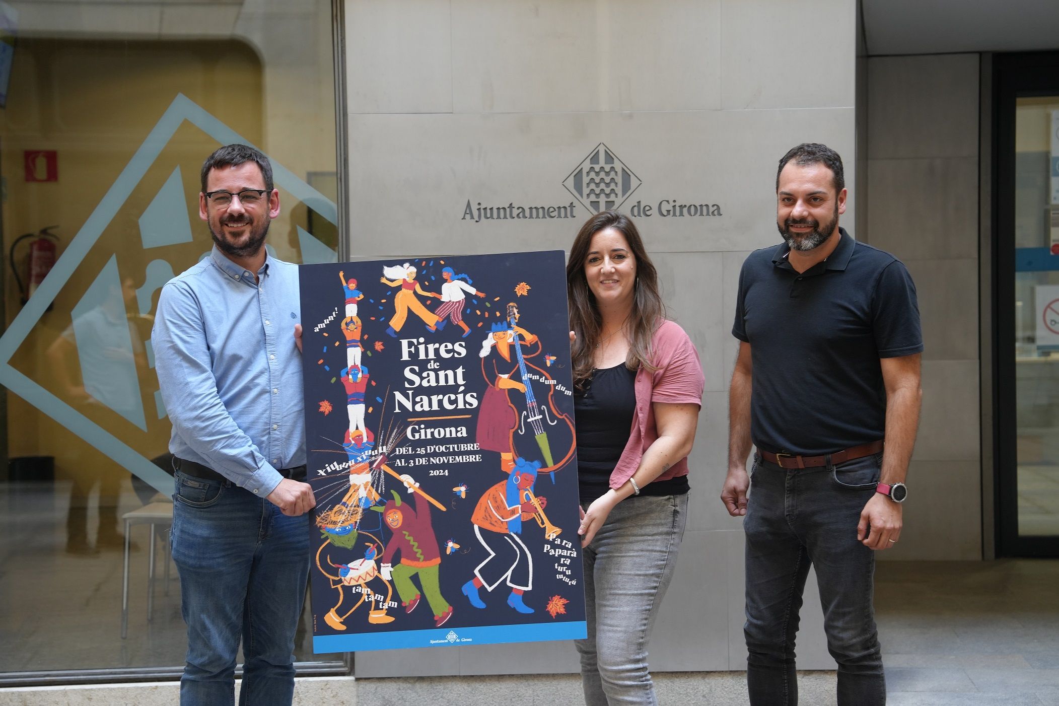 Presentació del cartell de Fires 2024 amb la creadora, l'alcalde de Girona i el regidor de Cultura