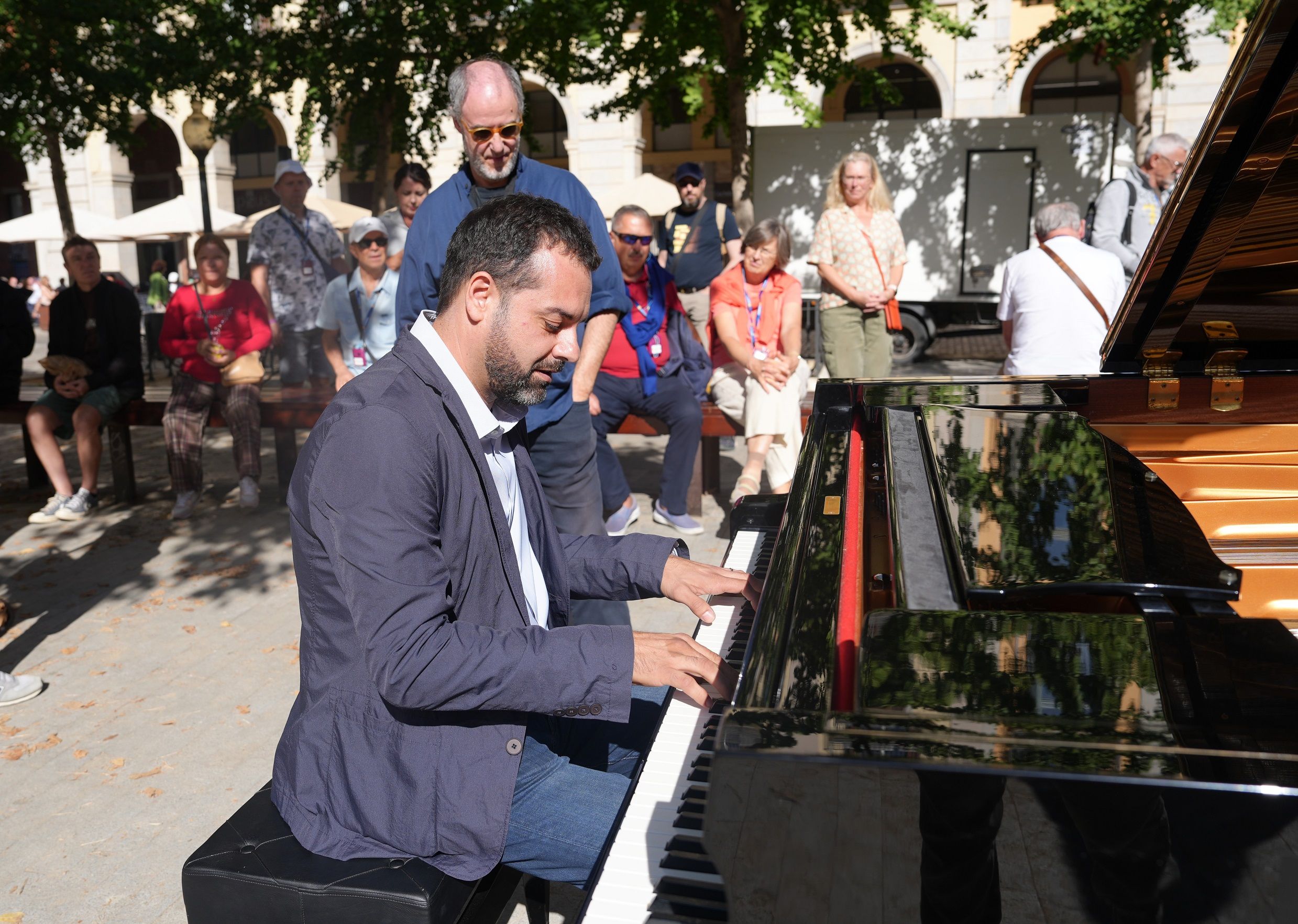 El regidor de Cultura Quim Ayats tocant el piano a la Plaça de la Independència de Girona