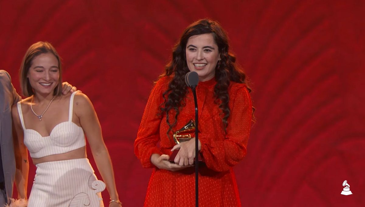 silvia perez cruz recollint eln grammy llatino
