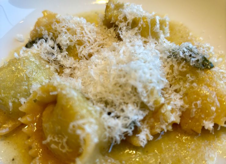 Agnolotti burro e salvia a l'Osteria del Ponte
