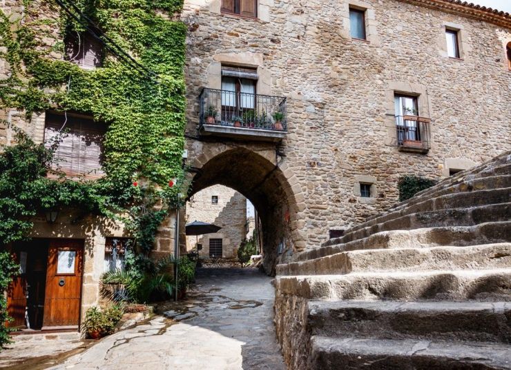 Un dels carrers empedrats de la vila