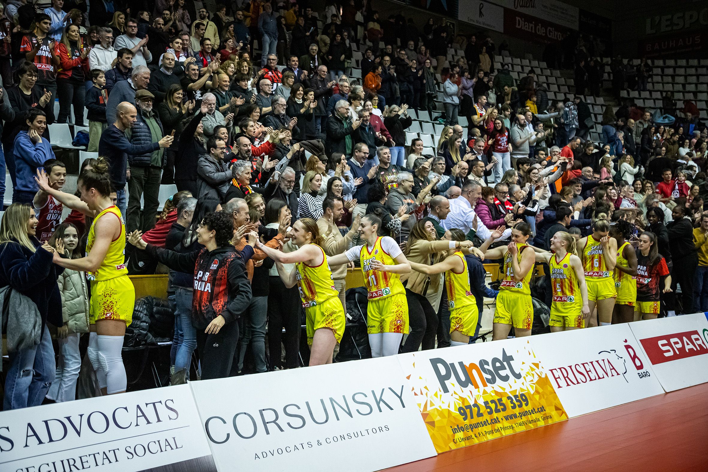 Les jugadores de l'UNI Girona congregant-se amb l'afició