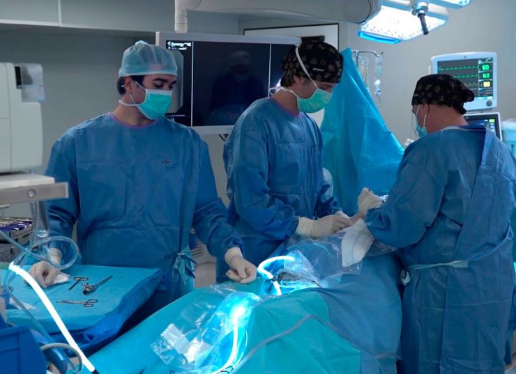 Dr. Augusto Covaro al quiròfan Cirurgia Endoscòpica de Columna