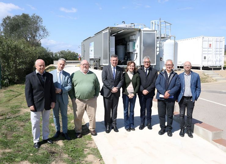 Les autoritats visitant les instal·lacions Les autoritats visitant les instal·lacions