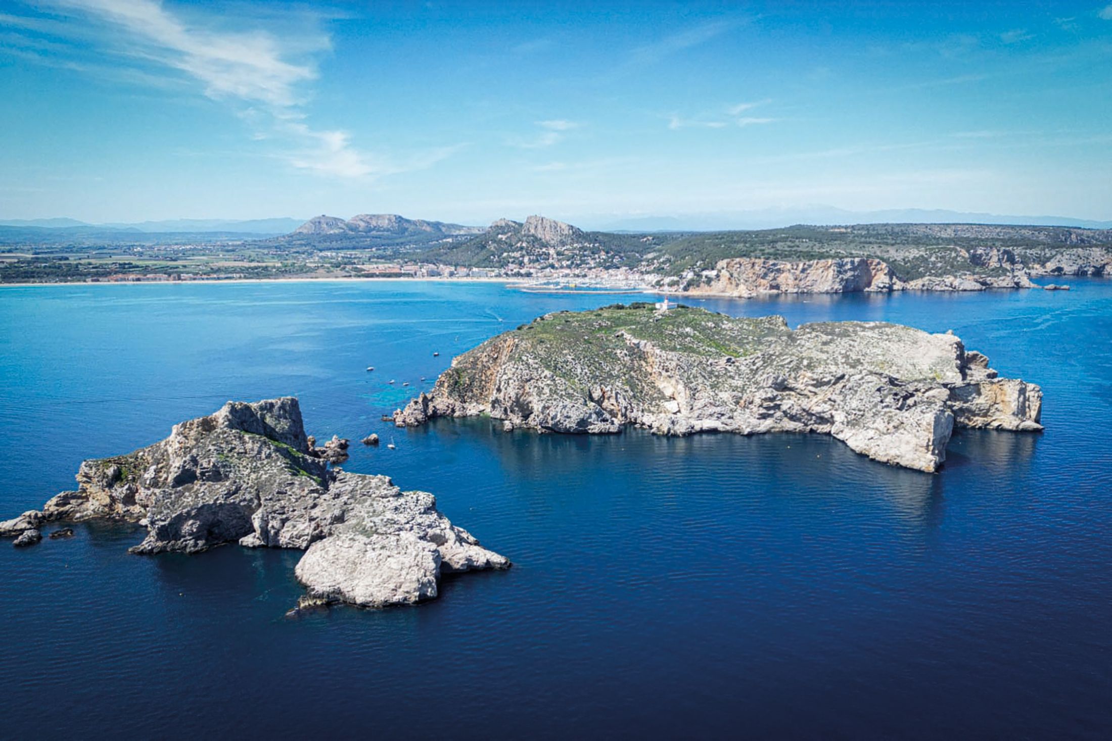 Vista aeria de l'Estartit amb el Montgrí al fons.