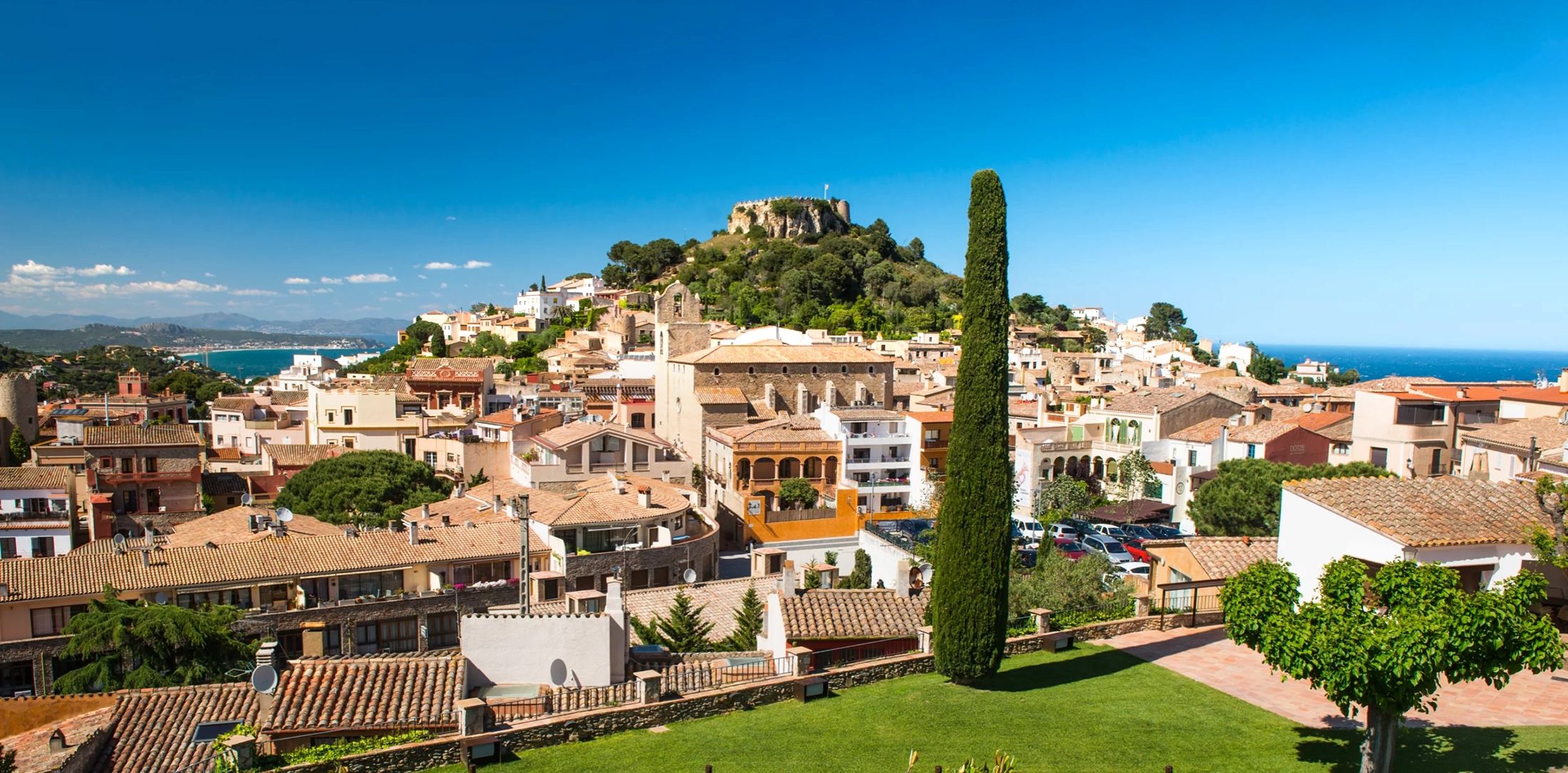 Vista de Begur amb el castell al fons