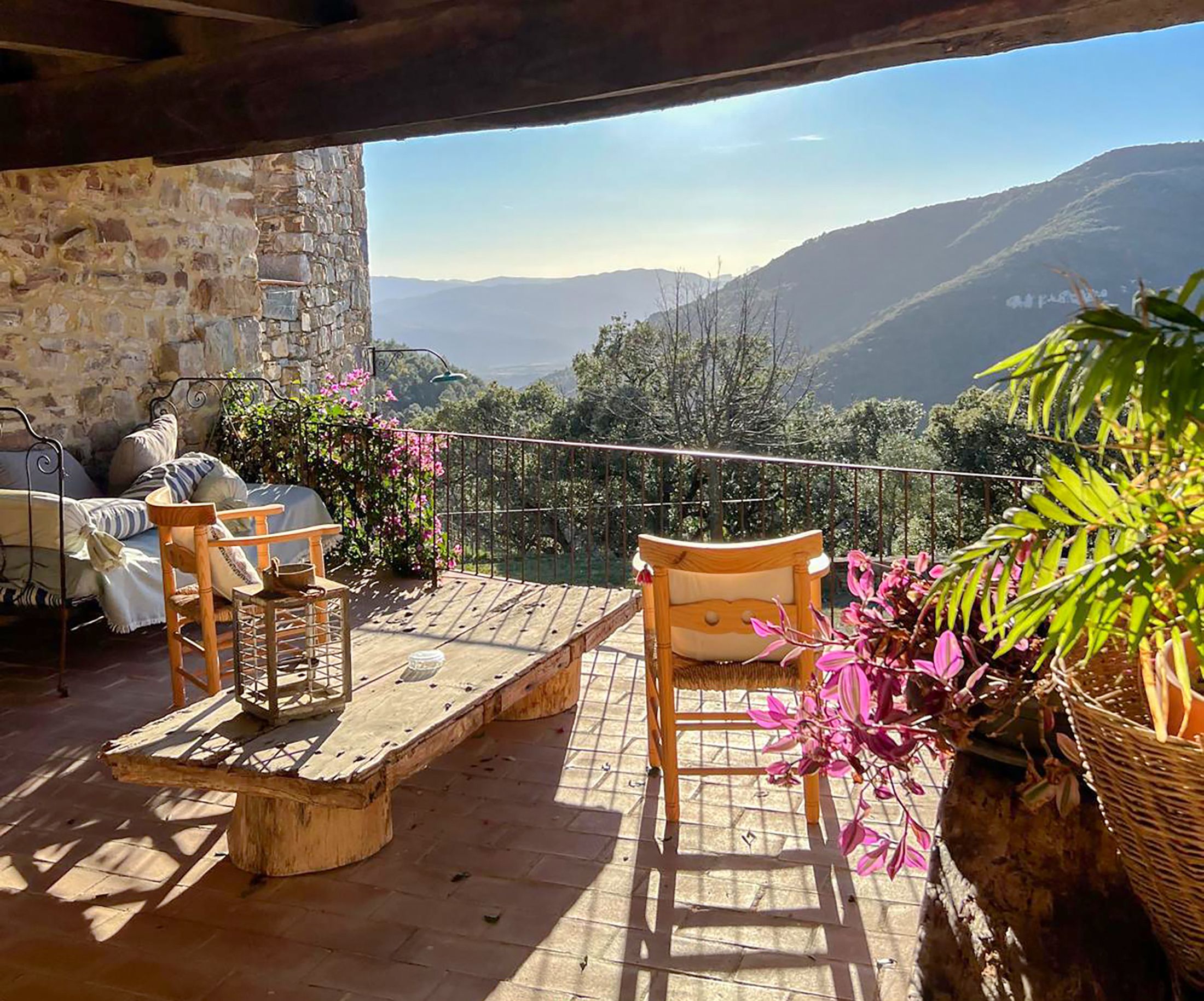 L’entorn de terra aspre i salvatge tan característic de l’Alta Garrotxa t’hi embolcalla.