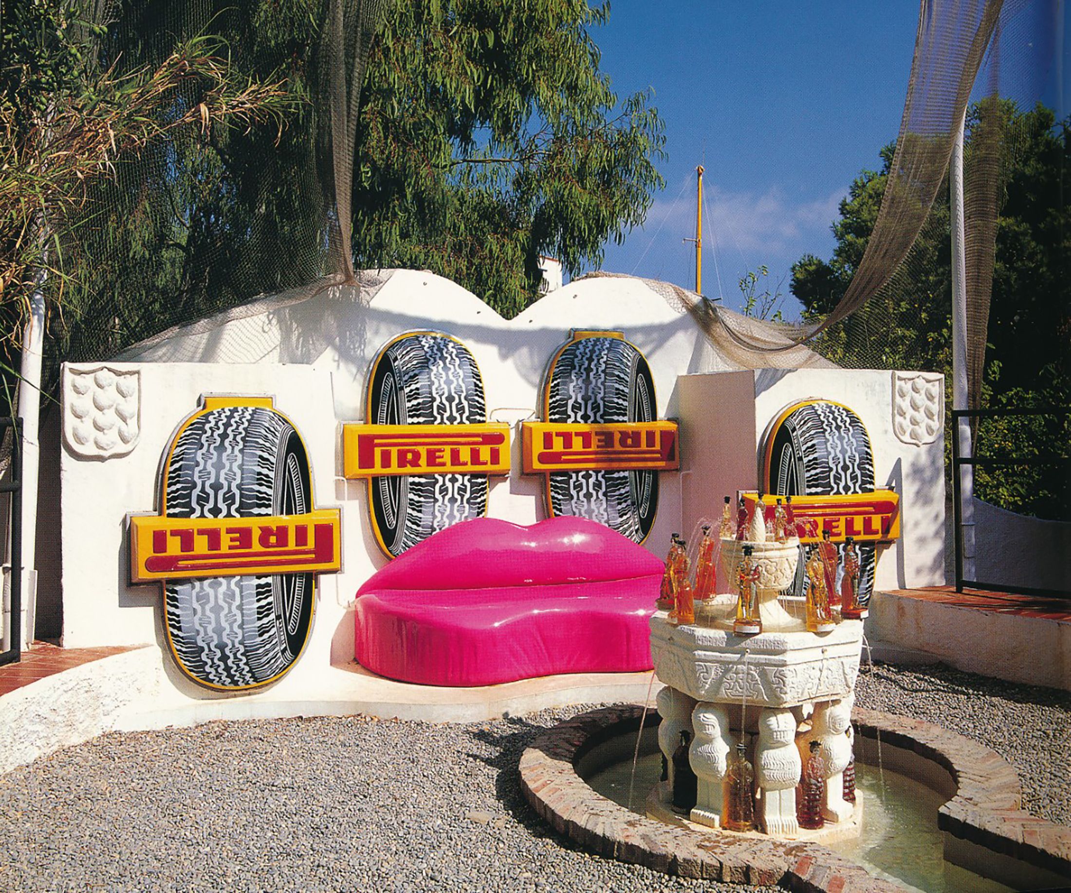 Salvador Dalí va dissenyar i va encarregar el primer sofà Mae West Lips a Francesc Bru, que va ser fabricat al seu taller.