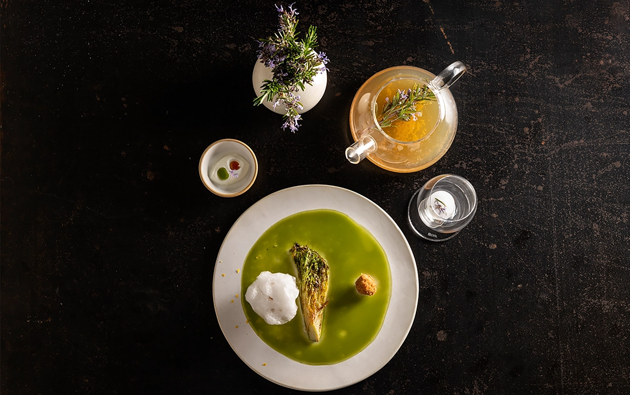 Les Cols —amb dues Estrelles Michelin— ofereix una experiència gastronòmica que uneix natura, tradició i creativitat.