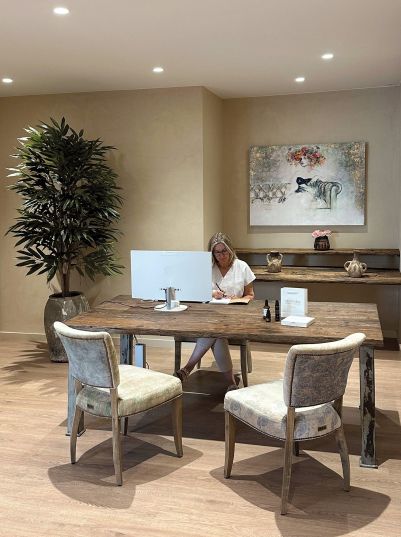 DERMIKA LHE espai entrada vertical