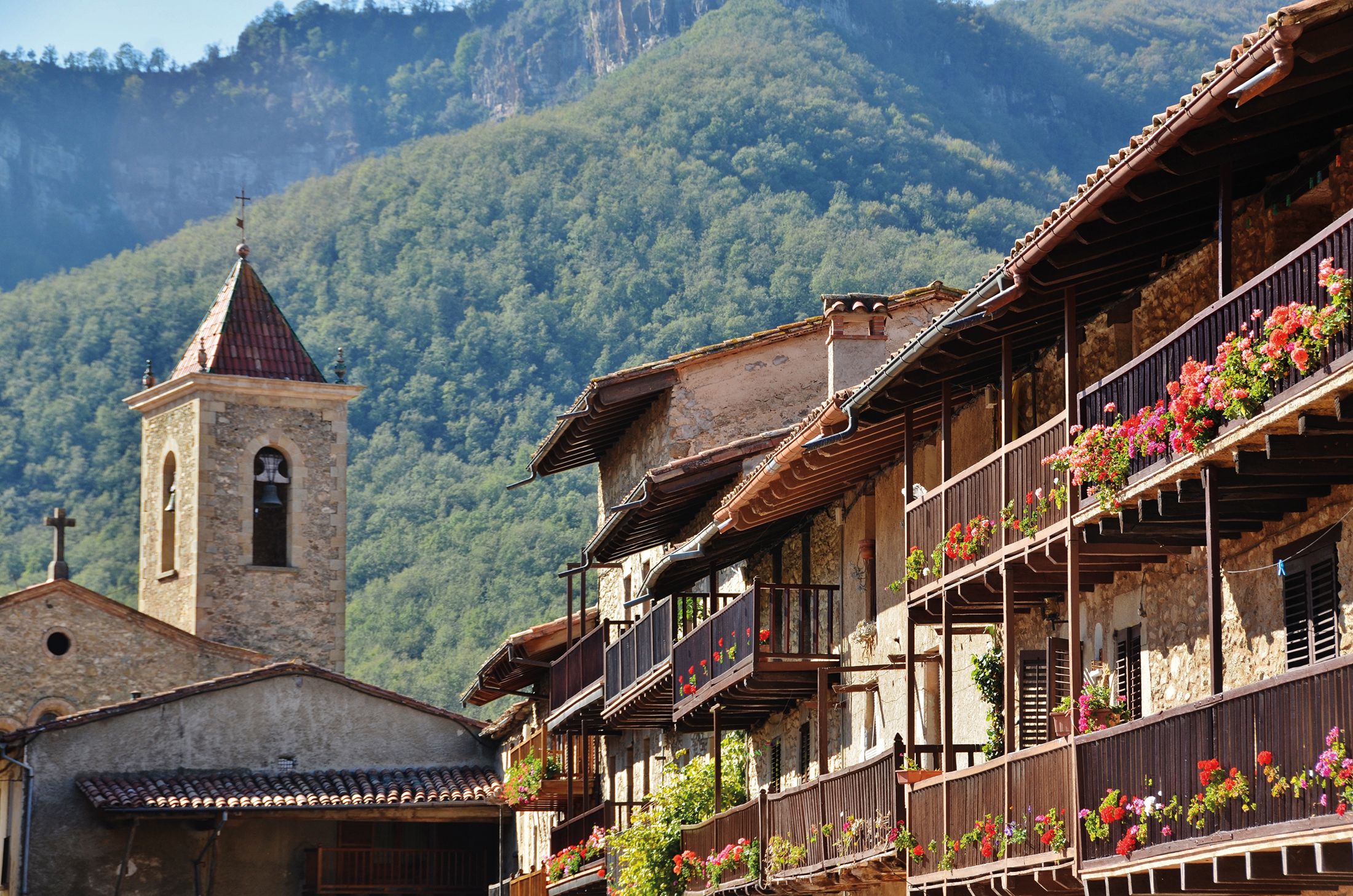 Cases de pedra i esglésies romàniques que recorden la història rural de la Garrotxa.