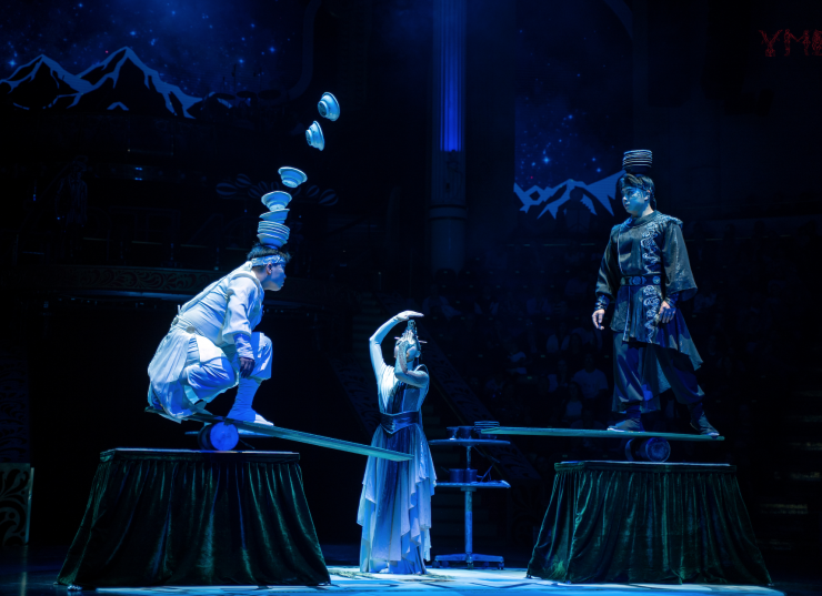 Shaanxi Acrobatic Art Troupe - Llançament de tasses damunt corró · Xina Shaanxi Acrobatic Art Troupe - Llançament de tasses damunt corró · Xina