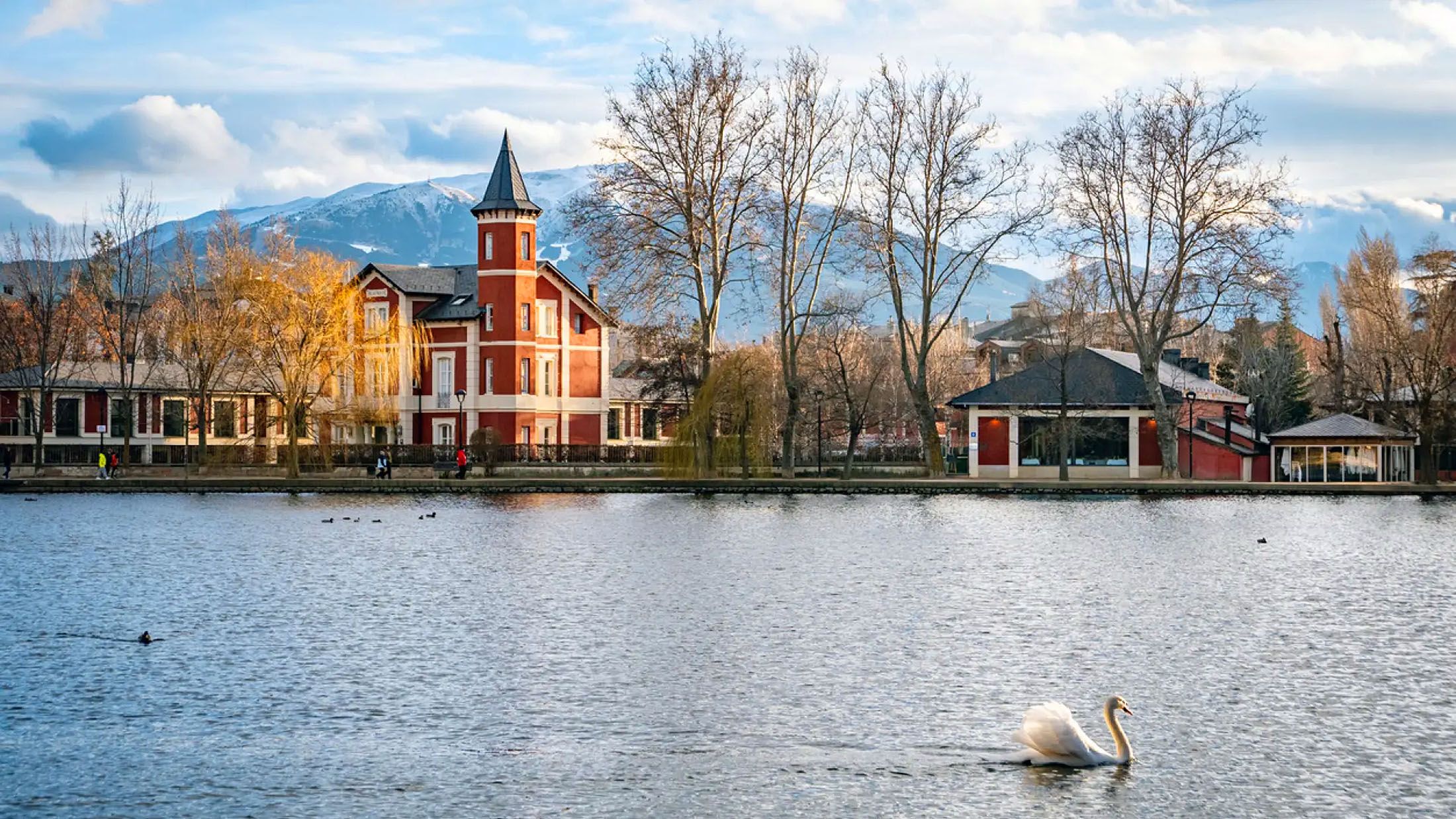 El seu llac és un dels grans símbols del municipi i un espai ideal per passejar en qualsevol època de l’any.