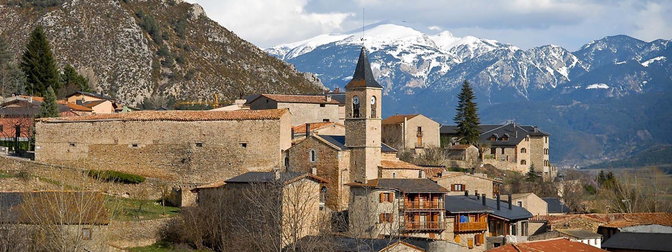 Sorprèn per les vistes privilegiades sobre la plana i la serra del Cadí. Sorprèn per les vistes privilegiades sobre la plana i la serra del Cadí.
