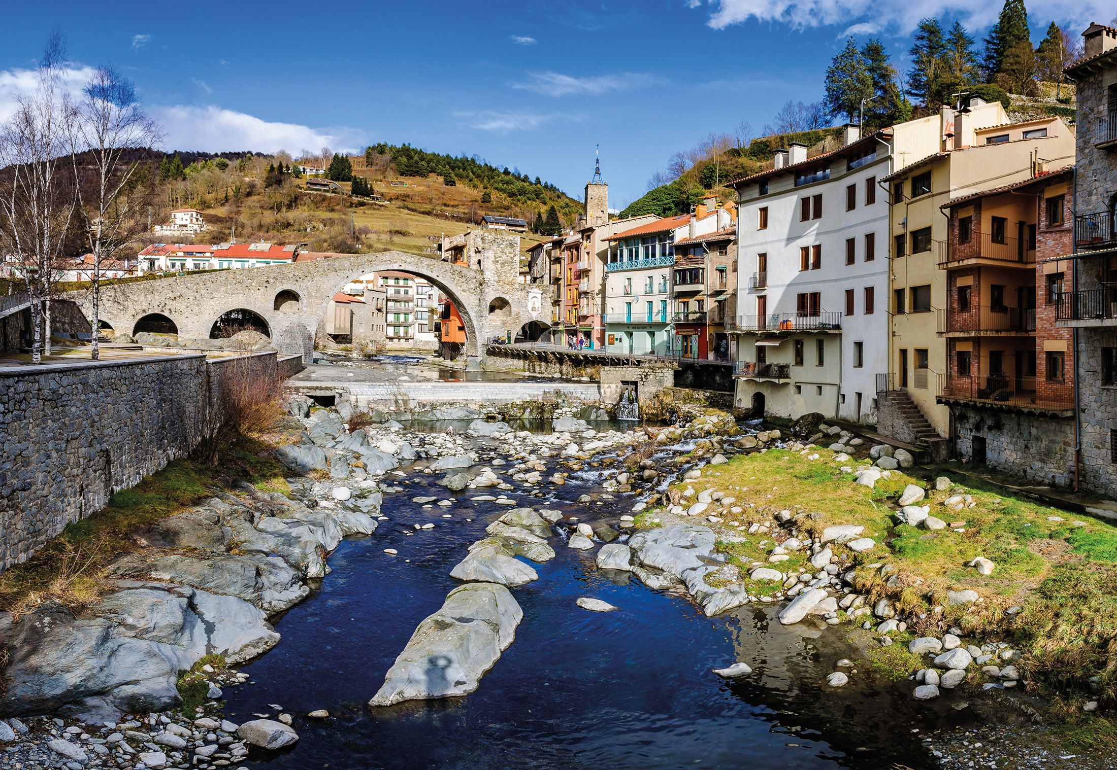 El Pont Nou, un magnífic pont medieval del segle XII, és el símbol indiscutible del poble. El Pont Nou, un magnífic pont medieval del segle XII, és el símbol indiscutible del poble.