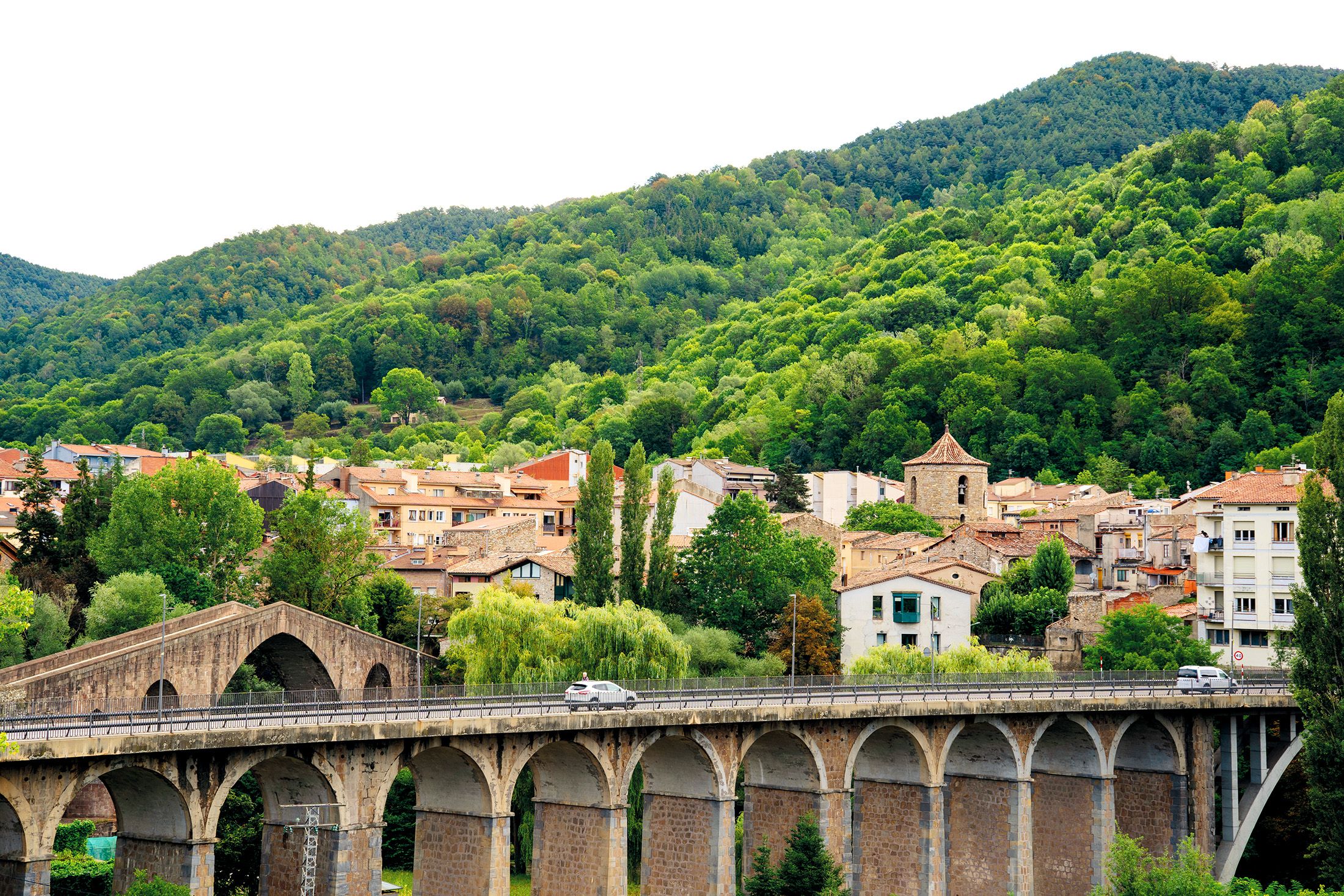 És un punt de partida ideal per fer rutes de senderisme i ciclisme a les valls i boscos del Ripollès És un punt de partida ideal per fer rutes de senderisme i ciclisme a les valls i boscos del Ripollès