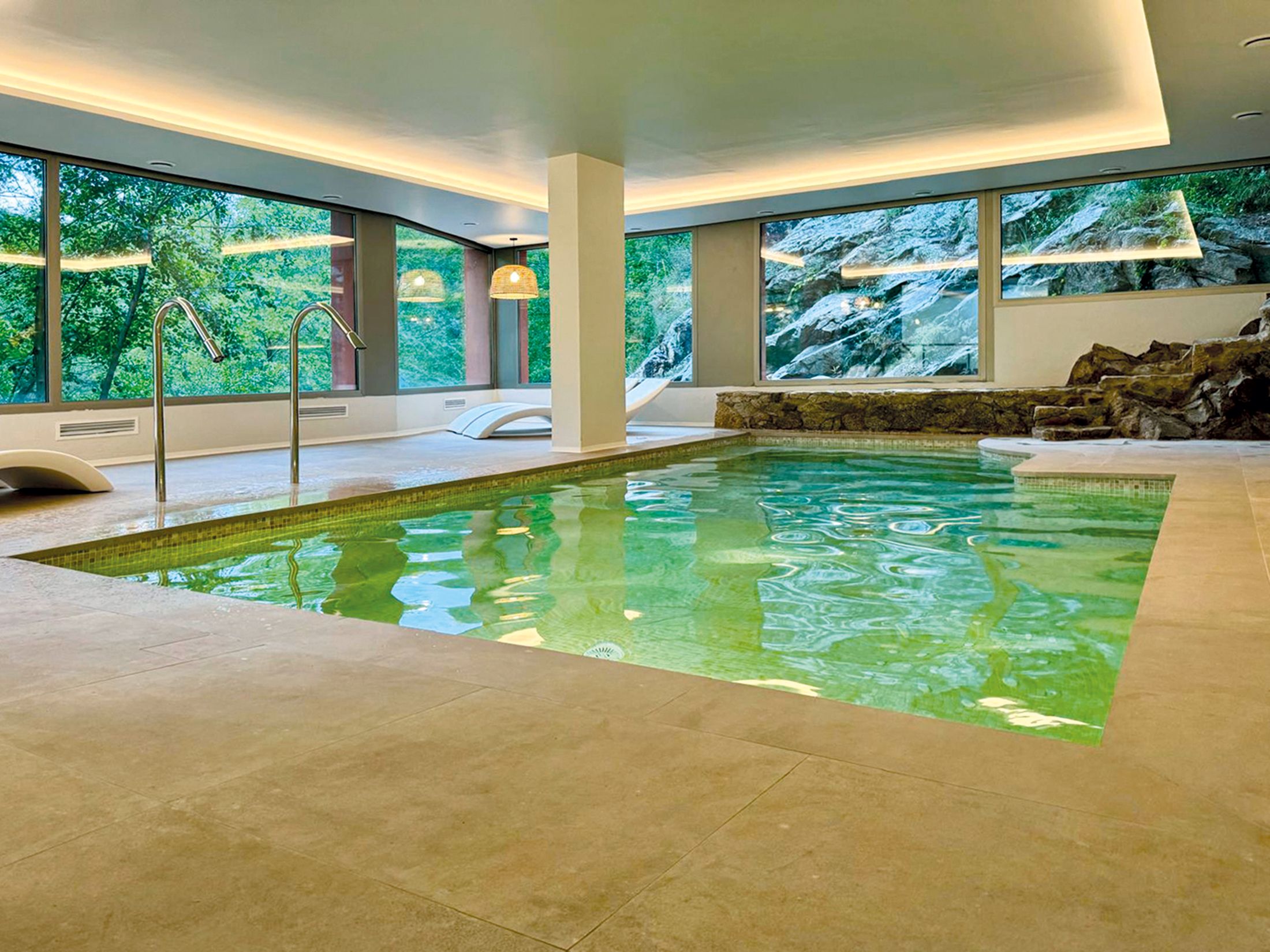 Un espai de tranquil·litat, amb el riu Arnera corrent als seus peus. 