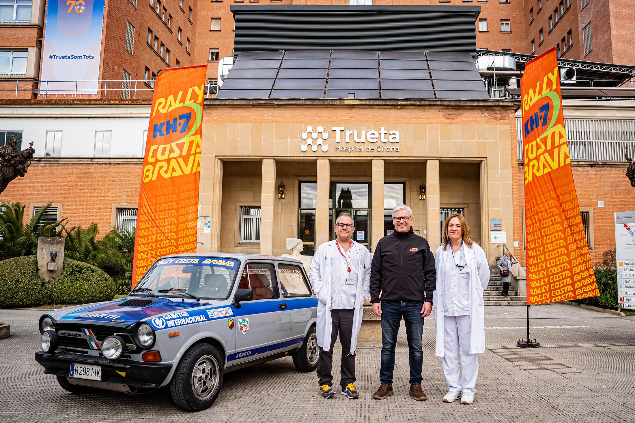 El doctor Pablo de Loma, el president de Club RallyClassics, Alex Romaní, i la supervisora del Servei, Yolanda Morales.