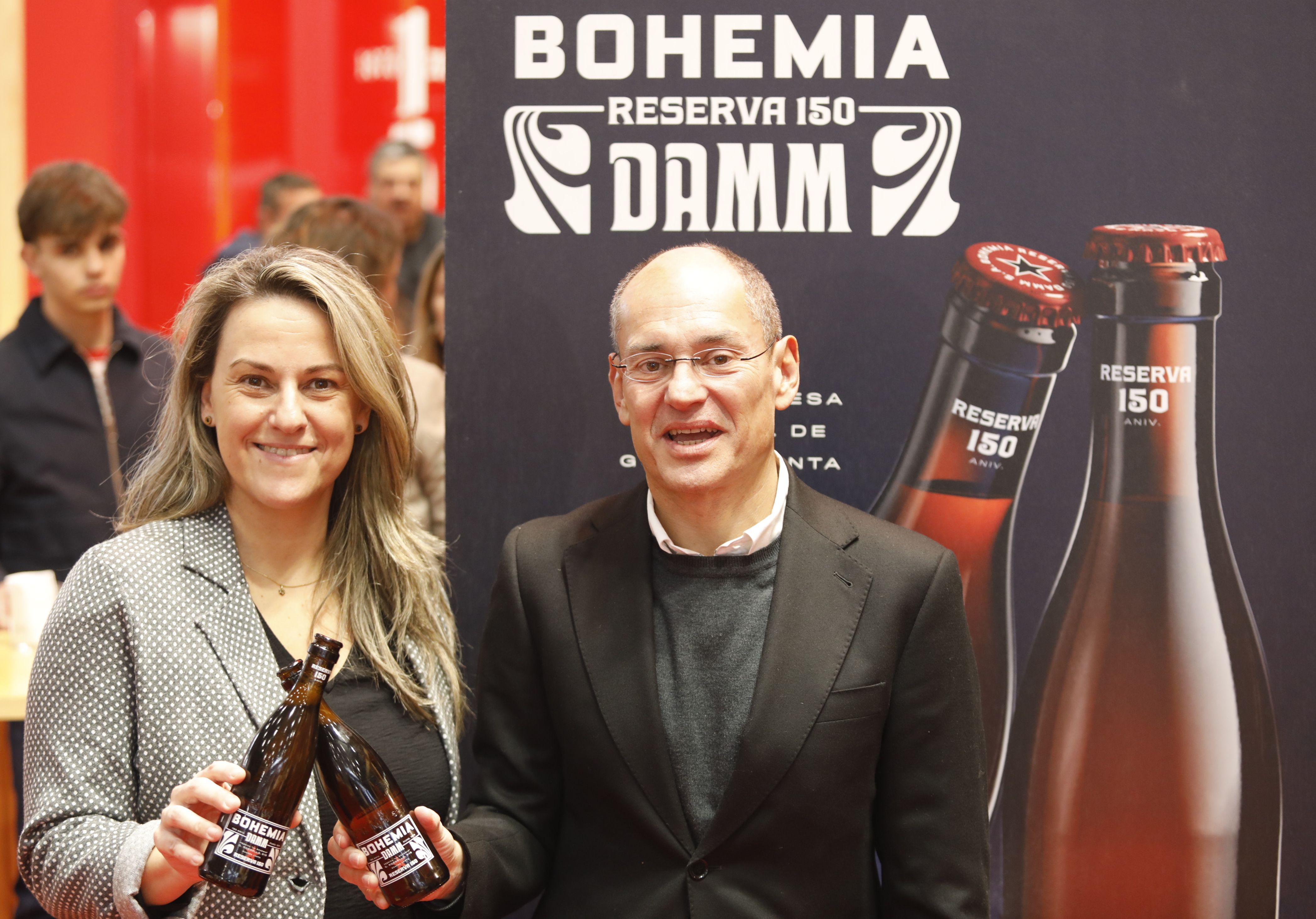 D’esquerra a dreta, Jaume Alemany i Karen Peiró, director de Màrqueting i mestra cervesera de Damm D’esquerra a dreta, Jaume Alemany i Karen Peiró, director de Màrqueting i mestra cervesera de Damm
