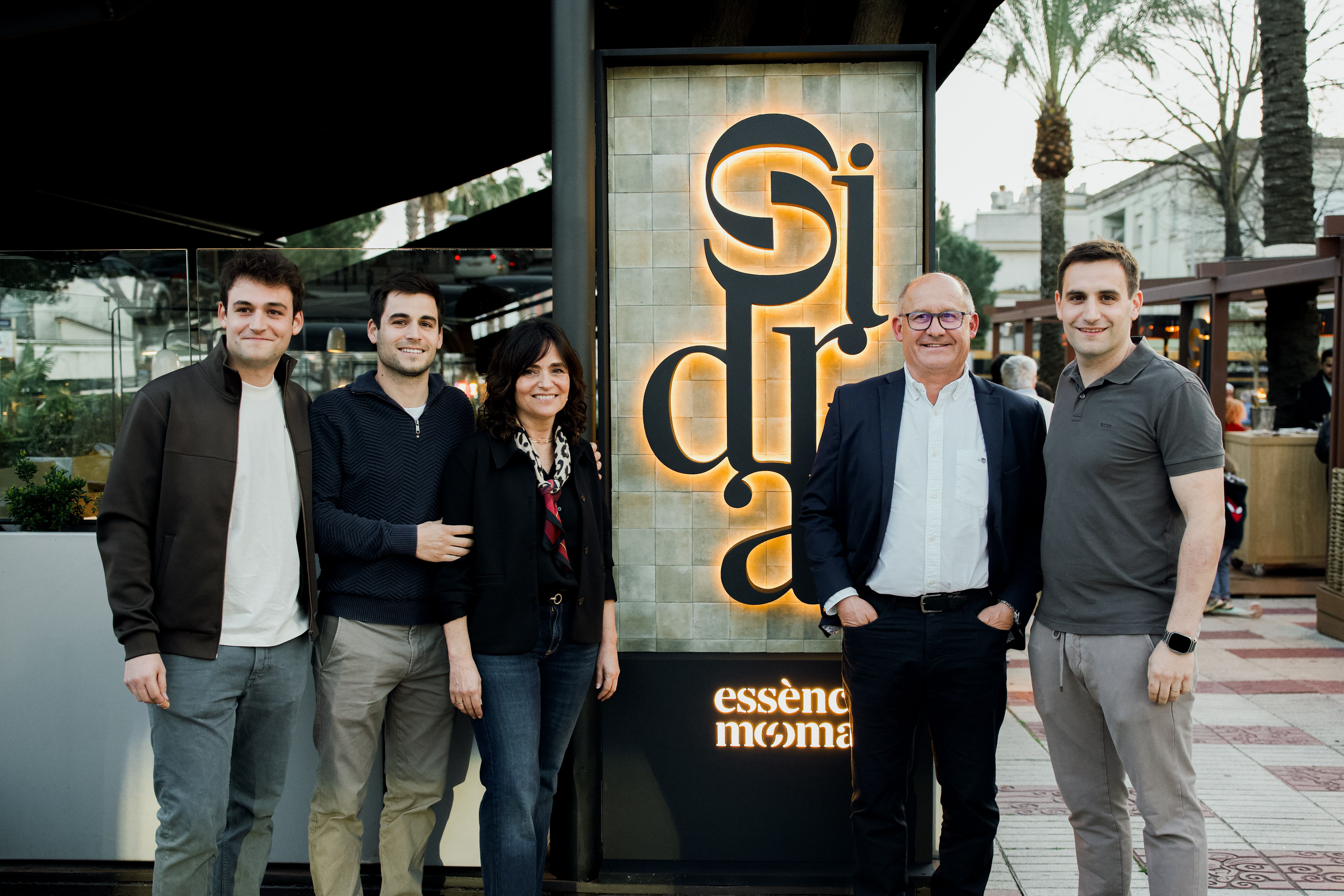 Llorenç Frigola i Montse Coll amb els seus tres fills Llorenç Frigola i Montse Coll amb els seus tres fills