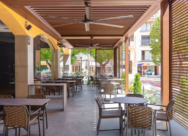 Pèrgola Bioclimàtica Mallol a la Pastisseria Masvidal de Torroella de Montgrí Pèrgola Bioclimàtica Mallol a la Pastisseria Masvidal de Torroella de Montgrí