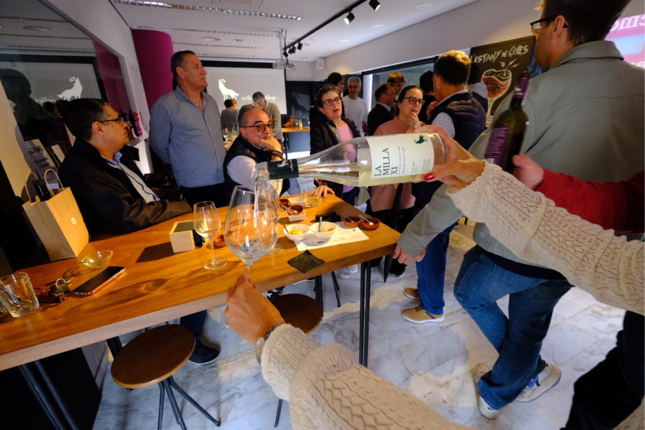 El nou local del Celler Sant Llop durant la presentació del vi blanc La Milla XI El nou local del Celler Sant Llop durant la presentació del vi blanc La Milla XI