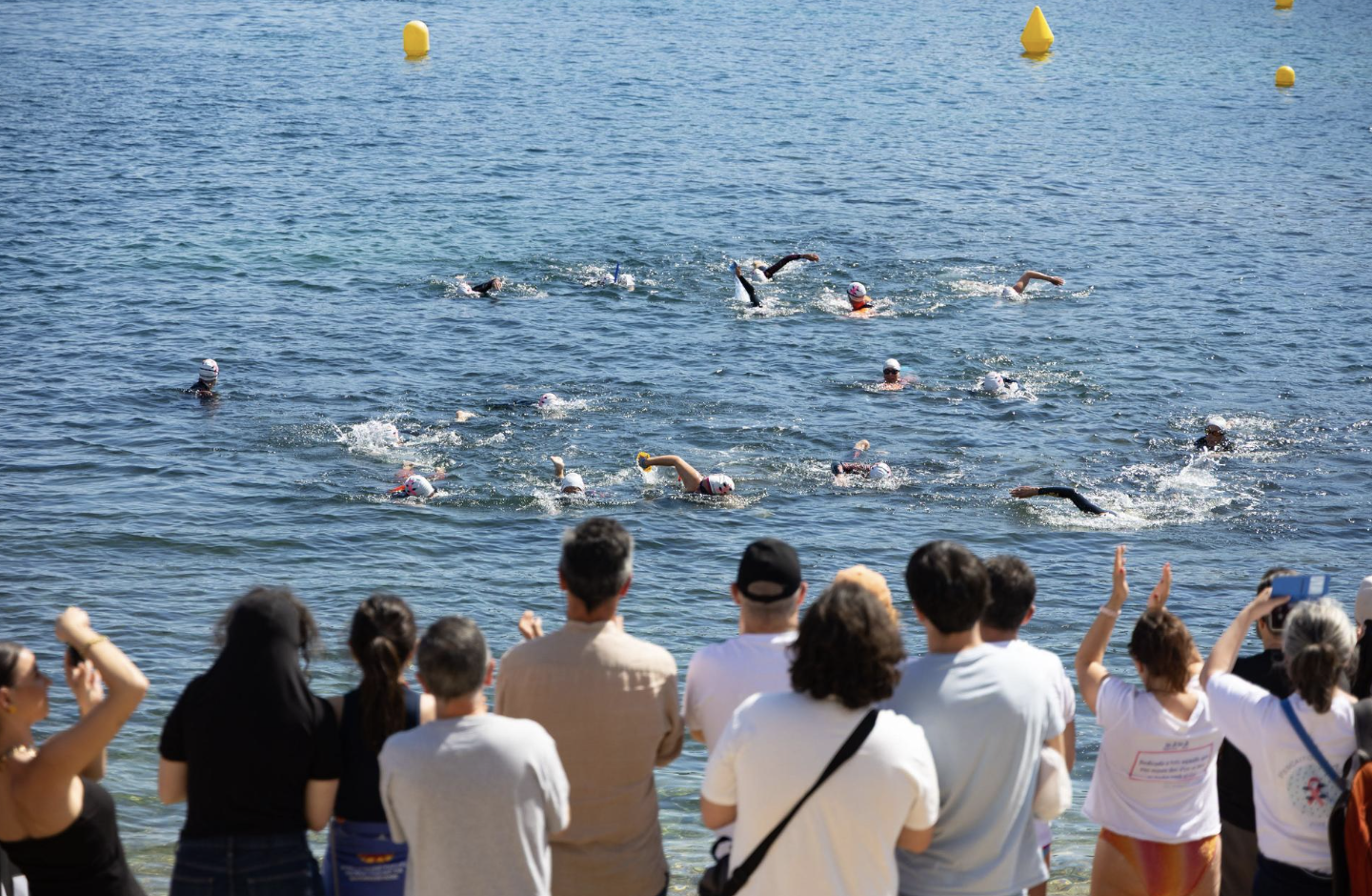Arribada d'un dels equips a la platja de Port-bo, l'any passat.  Foto:  DAVID FAJULA