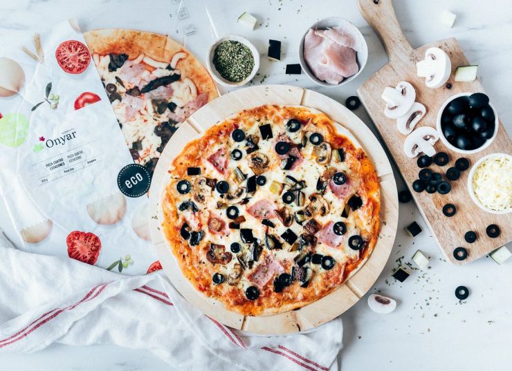 Pizza berenjenas cenital con packaging Onyar Pizza berenjenas cenital con packaging Onyar